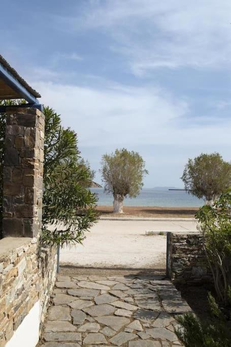 Beachfront 2Br Apartment - Free Parking Livadi  Exterior foto